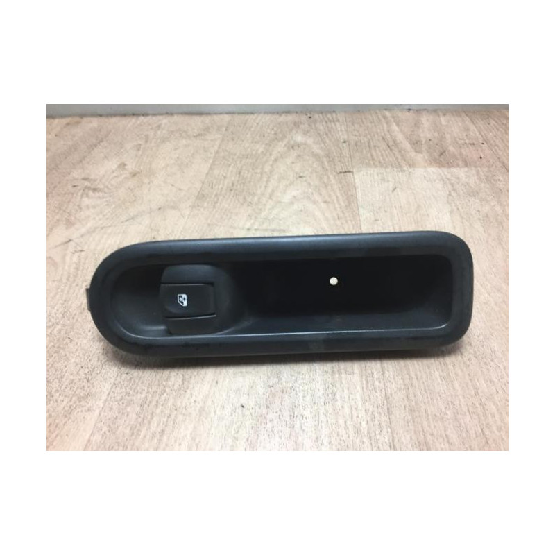 Interrupteur de leve vitre avant droit RENAULT CLIO 3 PHASE 2 d’occasion