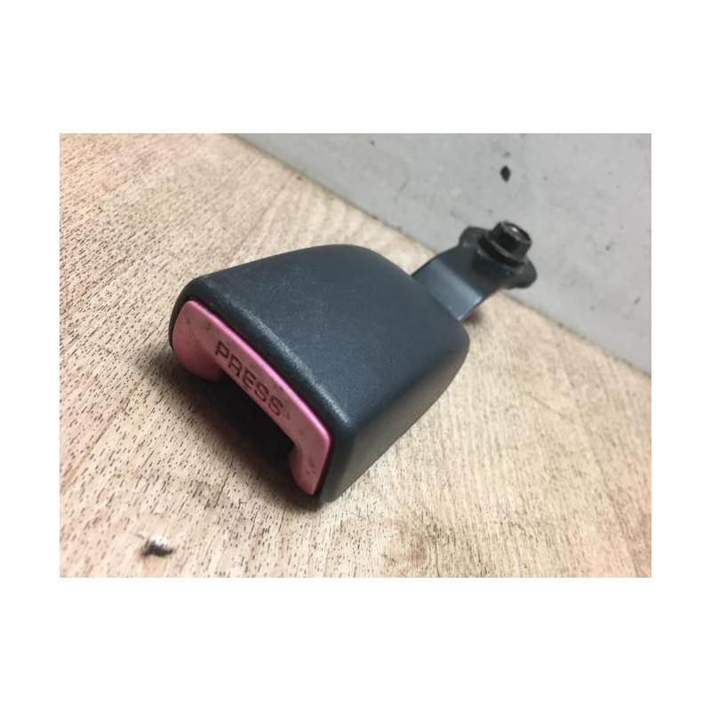 Attache ceinture arriere droit TOYOTA COROLLA VERSO 2 PHASE 1 d’occasion