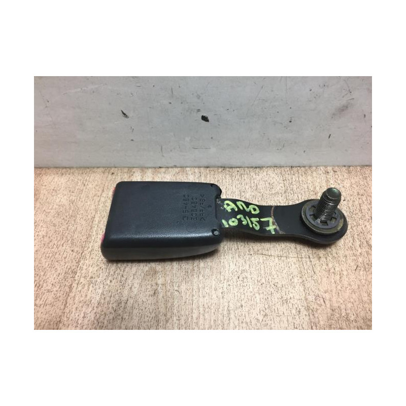 Attache ceinture arriere droit TOYOTA COROLLA VERSO 2 PHASE 1 d’occasion