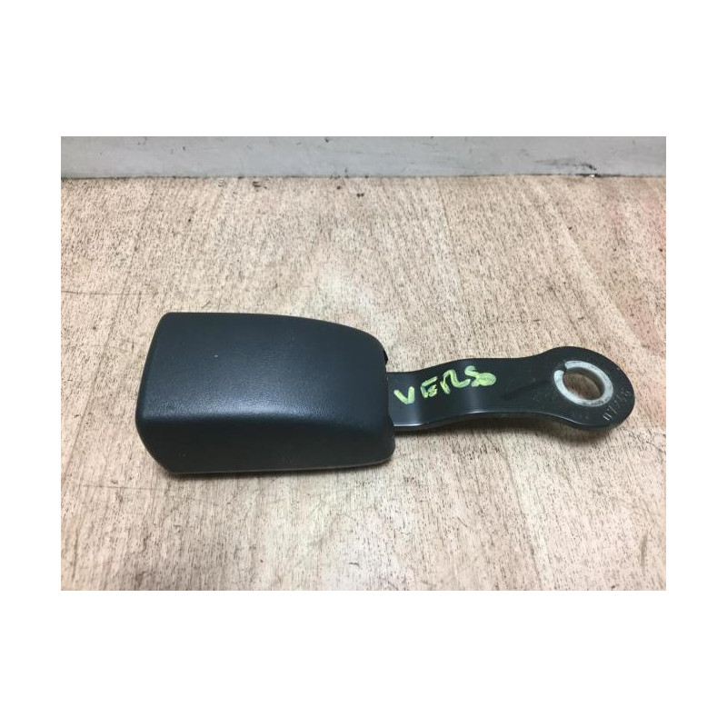 Attache ceinture arriere gauche TOYOTA COROLLA VERSO 2 PHASE 1 d’occasion