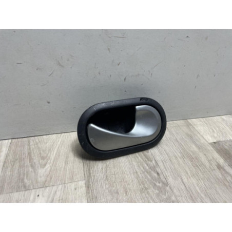 Poignee interieur arriere droit RENAULT CLIO 3 PHASE 2 d’occasion