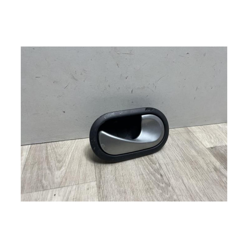 Poignee interieur arriere droit RENAULT CLIO 3 PHASE 2 d’occasion