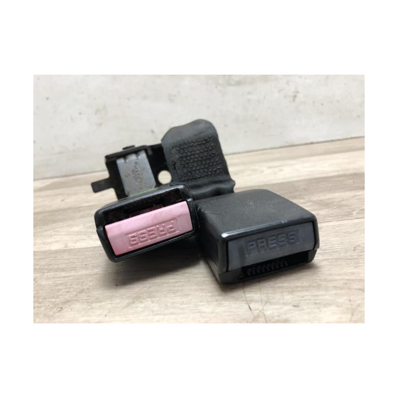 Attache ceinture arriere droit RENAULT LAGUNA 2 PHASE 2 BREAK d’occasion