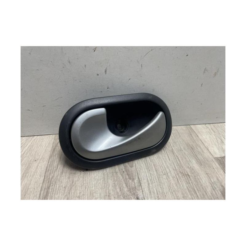 Poignee interieur arriere gauche RENAULT CLIO 3 PHASE 1 d’occasion