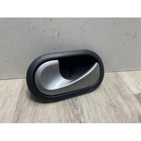 Poignee interieur arriere gauche RENAULT CLIO 3 PHASE 1 d’occasion