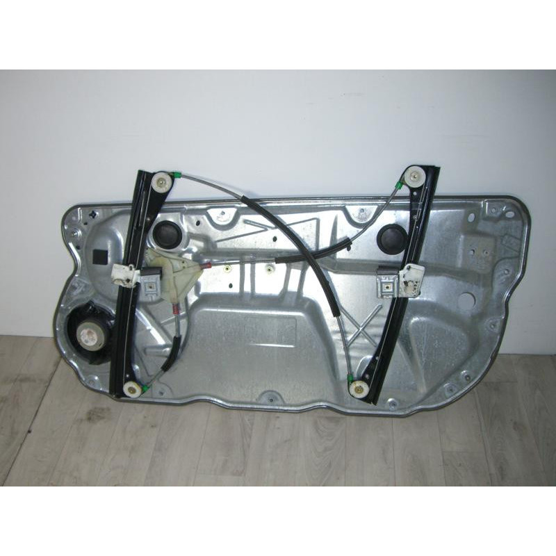 Leve vitre electrique avant gauche VOLKSWAGEN POLO 4 PHASE 1 d’occasion
