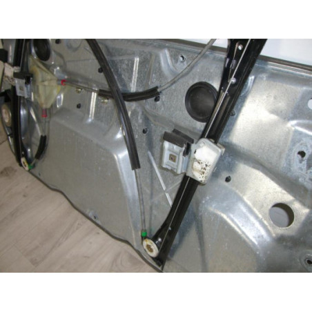 Leve vitre electrique avant gauche VOLKSWAGEN POLO 4 PHASE 1 d’occasion