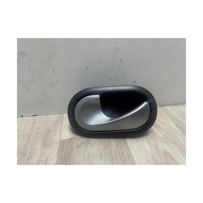 Poignee interieur arriere gauche RENAULT CLIO 3 PHASE 1 d’occasion