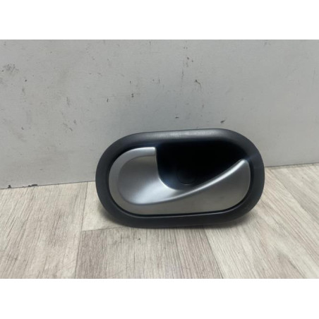 Poignee interieur arriere gauche RENAULT CLIO 3 PHASE 1 d’occasion