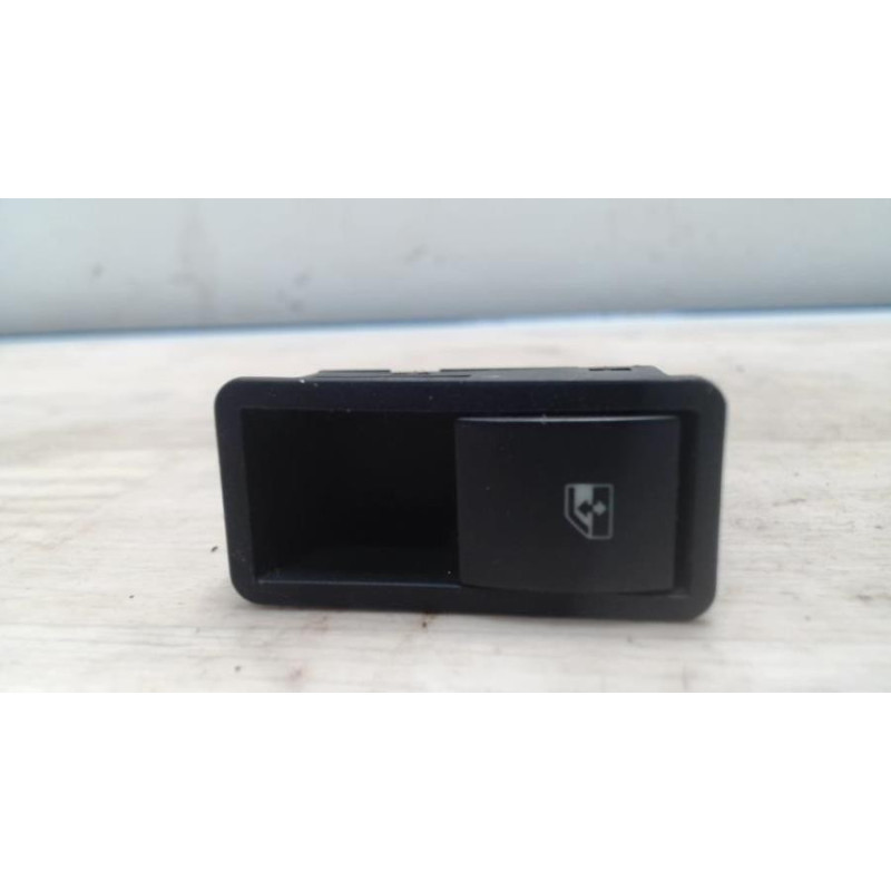 Interrupteur de leve vitre arriere droit OPEL ASTRA H PHASE 1 d’occasion