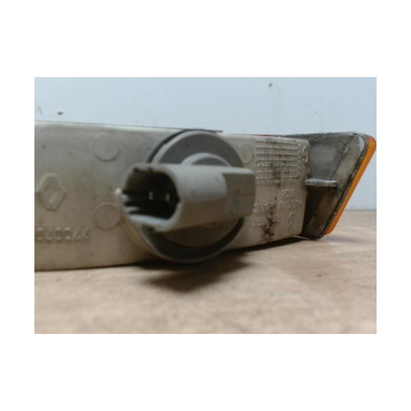 clignotant avant gauche RENAULT TRAFIC 1 PHASE 2 d’occasion