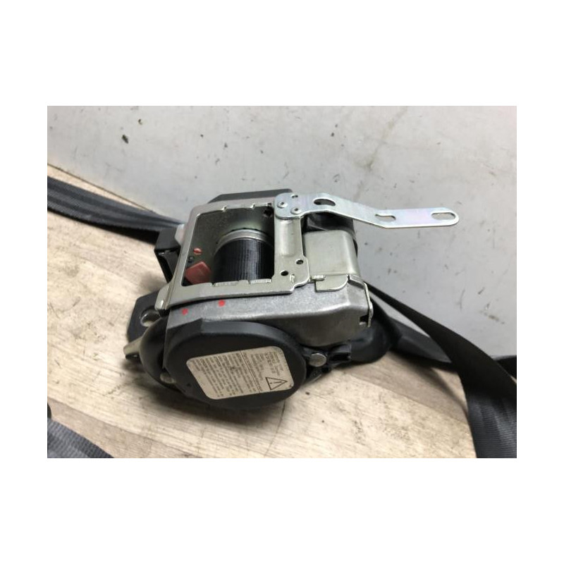 Ceinture avant droit VOLKSWAGEN POLO 4 PHASE 2 d’occasion