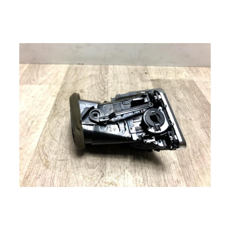 Aerateur tableau de bord avant droit AUDI A4 3 PHASE 2 d’occasion