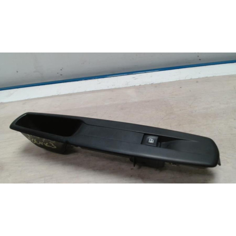 Interrupteur de leve vitre avant droit RENAULT SCENIC 3 PHASE 1 d’occasion