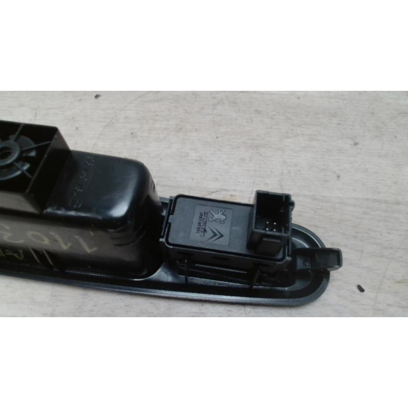Interrupteur de leve vitre arriere droit PEUGEOT 5008 1 PHASE 1 d’occasion