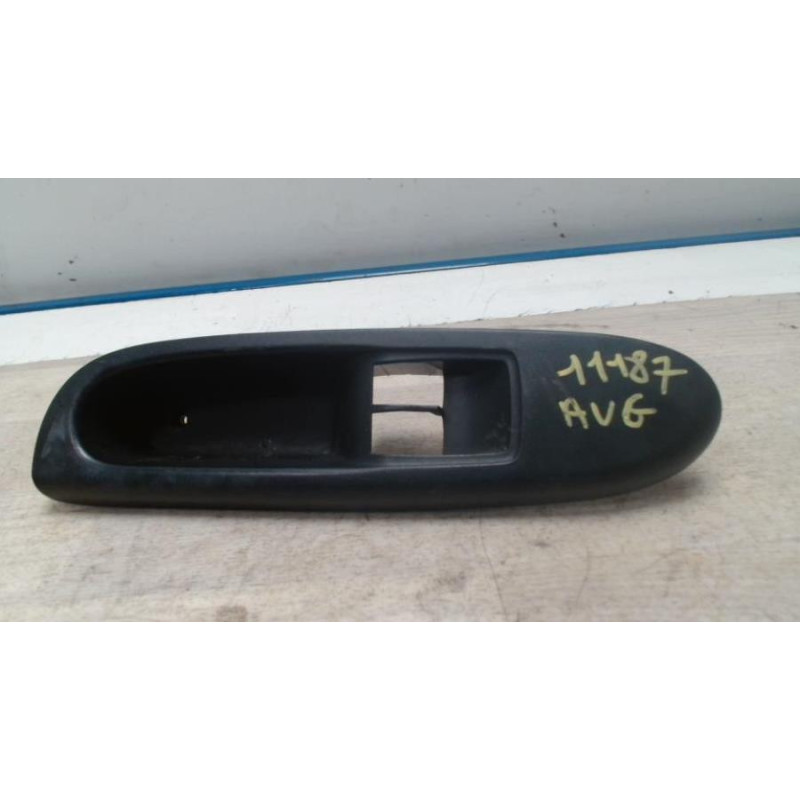 Interrupteur de leve vitre avant gauche RENAULT CLIO 2 PHASE 2 d’occasion