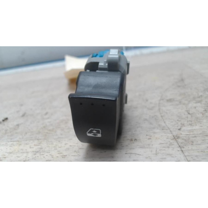 Interrupteur de leve vitre avant droit RENAULT KANGOO 2 PHASE 1 d’occasion
