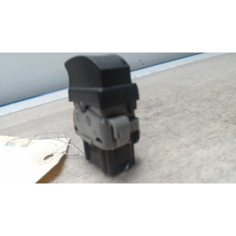 Interrupteur de leve vitre avant droit RENAULT CLIO 3 PHASE 2 d’occasion