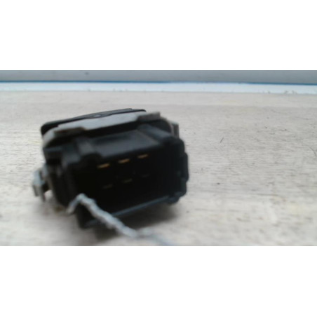 Interrupteur de leve vitre avant droit RENAULT CLIO 3 PHASE 2 d’occasion