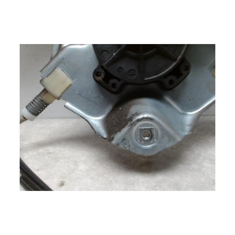 Leve vitre electrique avant gauche RENAULT CLIO 3 PHASE 1 d’occasion
