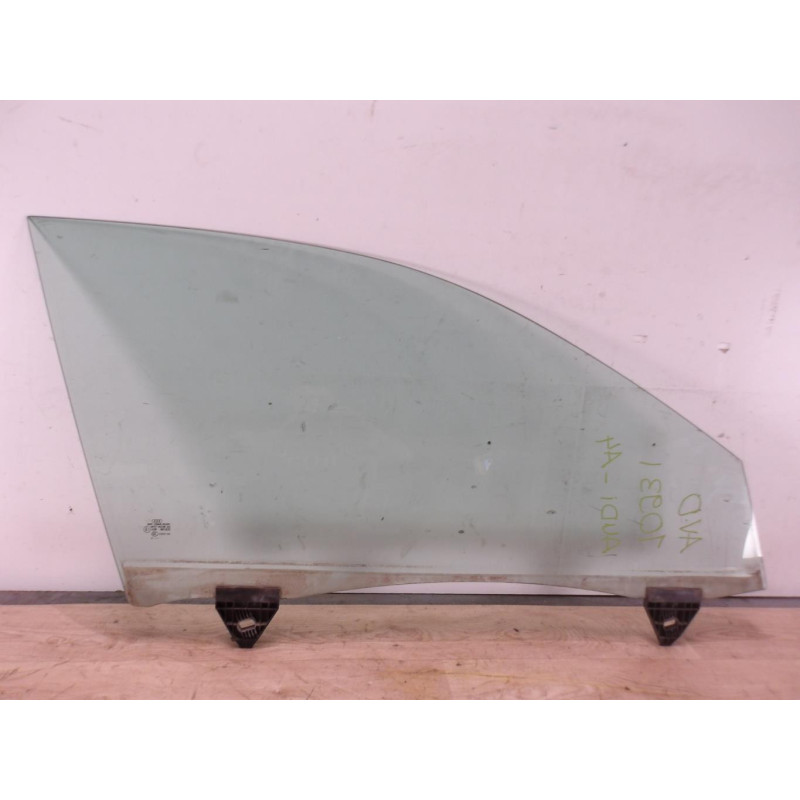 Vitre avant droit AUDI A4 2 AVANT PHASE 2 BREAK d’occasion