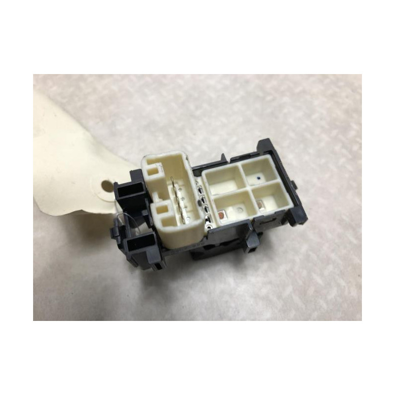Interrupteur de leve vitre avant droit TOYOTA YARIS 2 PHASE 1 d’occasion