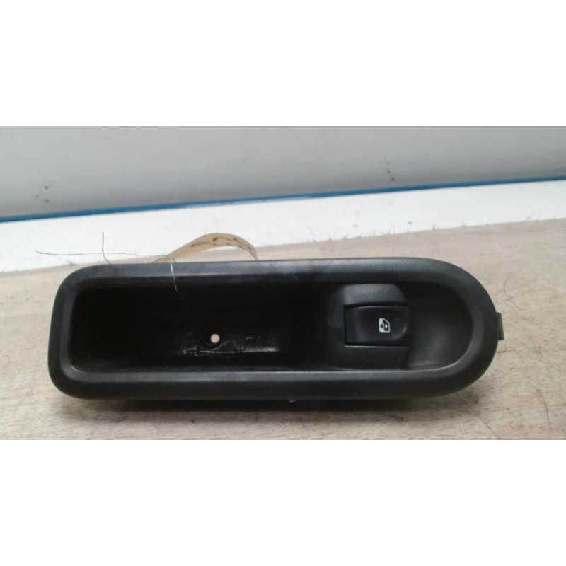 Interrupteur de leve vitre avant droit RENAULT TWINGO 2 PHASE 1 d’occasion