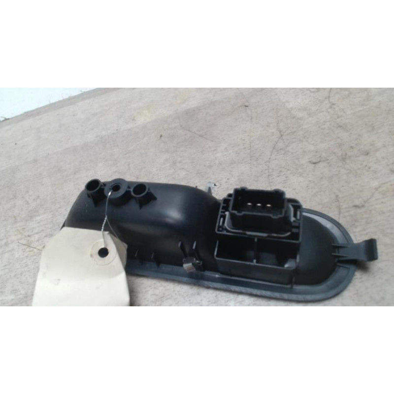 Interrupteur de leve vitre avant droit RENAULT TWINGO 2 PHASE 1 d’occasion