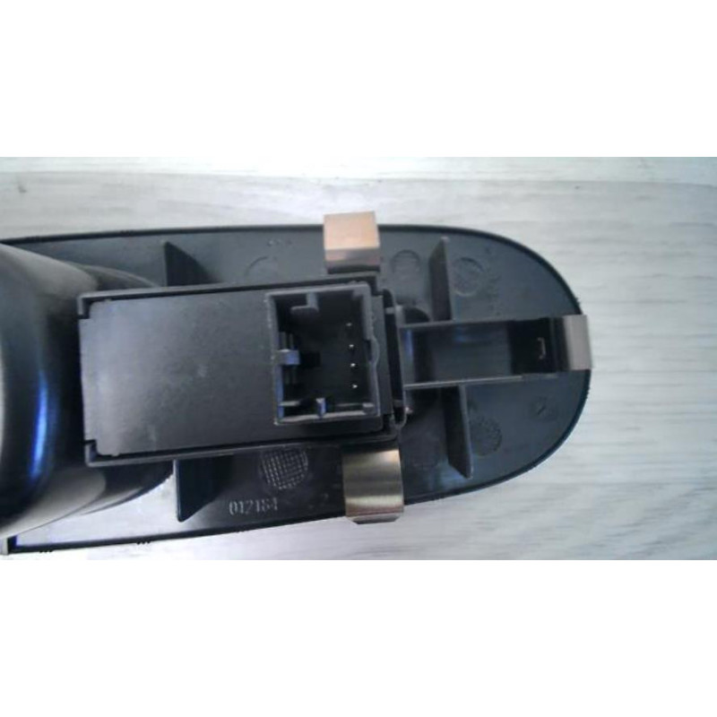 Interrupteur de leve vitre avant droit FIAT PUNTO EVO 3 d’occasion
