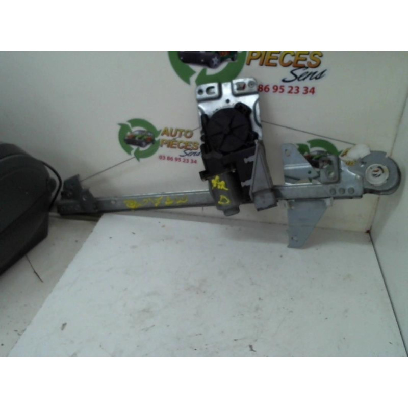 Leve vitre mecanique arriere droit PEUGEOT 307 PHASE 1 BREAK d’occasion