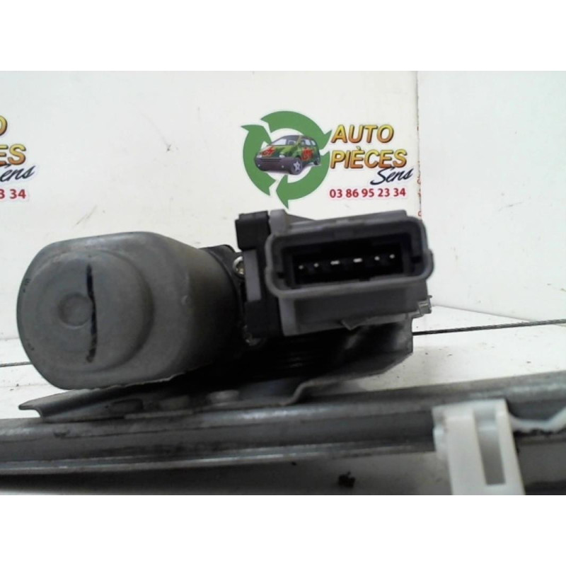 Leve vitre mecanique arriere droit PEUGEOT 307 PHASE 1 BREAK d’occasion
