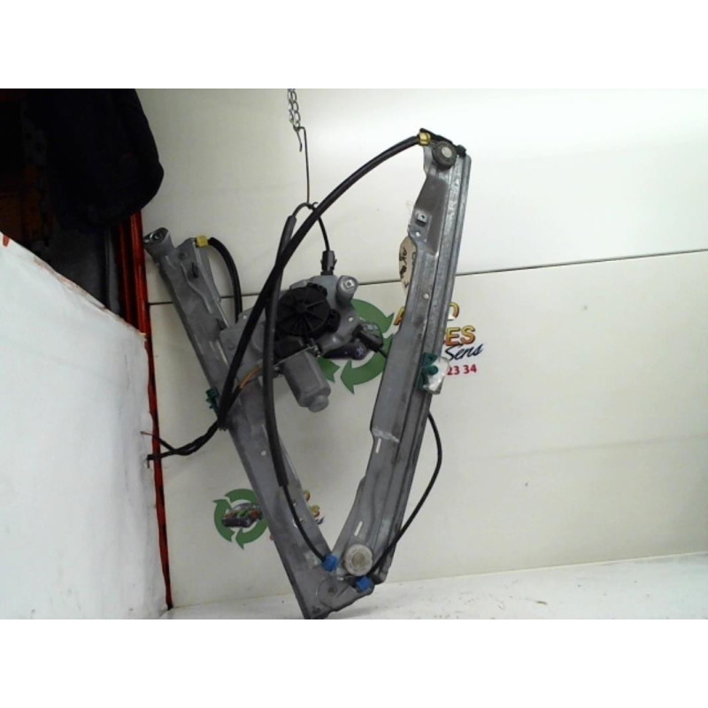 Leve vitre electrique avant droit RENAULT CLIO 3 PHASE 1 d’occasion