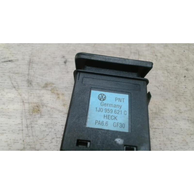 Commande degivrage lunette arriere VOLKSWAGEN GOLF 4 d’occasion