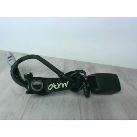 Attache ceinture avant gauche TOYOTA COROLLA VERSO 2 PHASE 2 d’occasion