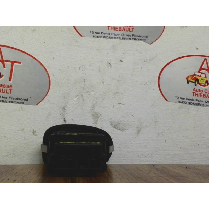 Interrupteur de leve vitre arriere gauche OPEL CORSA (D) PHASE 1 d’occasion