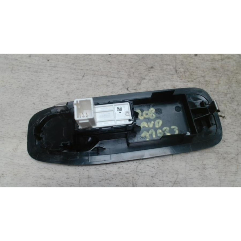 Interrupteur de leve vitre avant droit PEUGEOT 208 1 PHASE 2 d’occasion