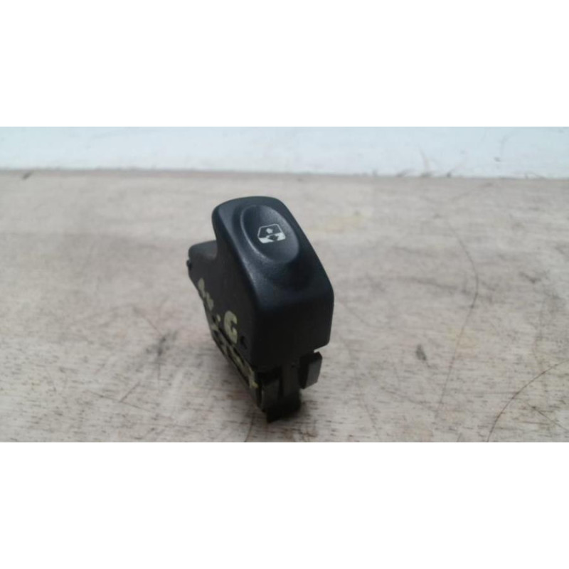 Interrupteur de leve vitre avant gauche RENAULT CLIO 2 PHASE 2 d’occasion