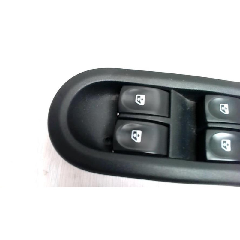 Interrupteur de leve vitre avant gauche RENAULT CLIO 3 PHASE 1 d’occasion