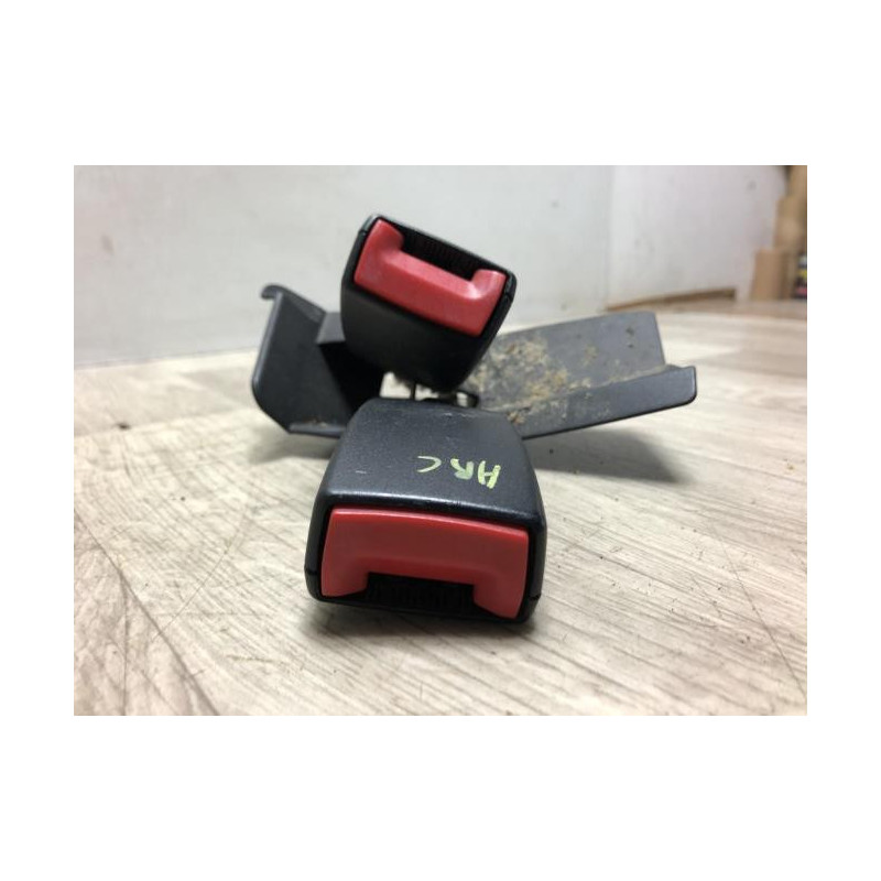 Attache ceinture arriere gauche AUDI A4 2 PHASE 2 d’occasion