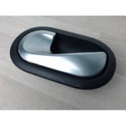 Poignee interieur avant gauche RENAULT CLIO 3 PHASE 1 d’occasion