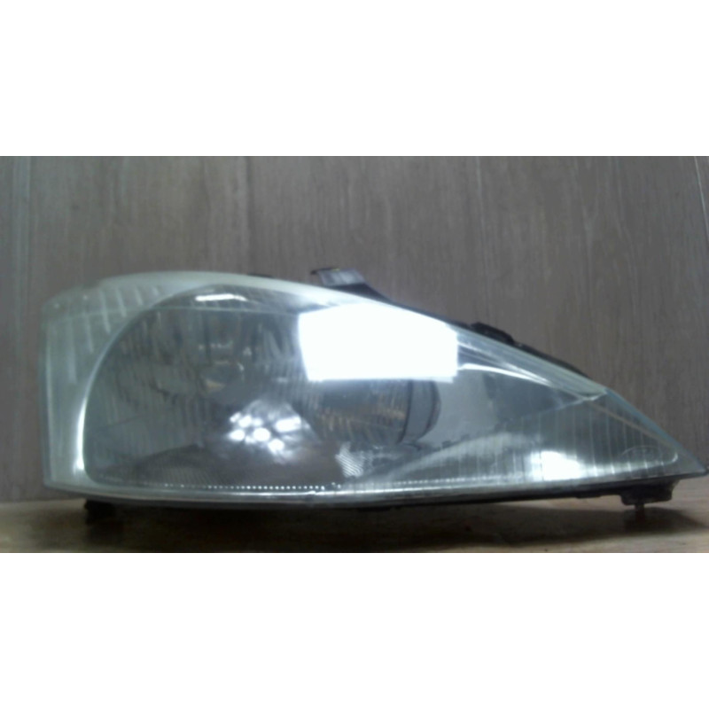 Optique avant principal droit (feux)(phare) FORD FOCUS 1 BREAK d’occasion