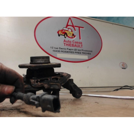 Fusee avant gauche OPEL CORSA (C) PHASE 1 d’occasion