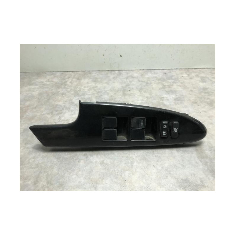 Interrupteur de leve vitre avant gauche TOYOTA URBAN CRUISER d’occasion