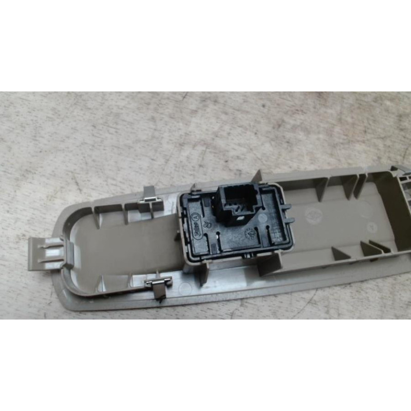 Interrupteur de leve vitre avant droit RENAULT GRAND SCENIC 3 PHASE 1 d’occasion