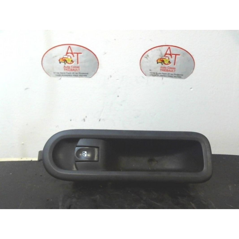 Interrupteur de leve vitre avant droit RENAULT CLIO III PHASE 1 d’occasion