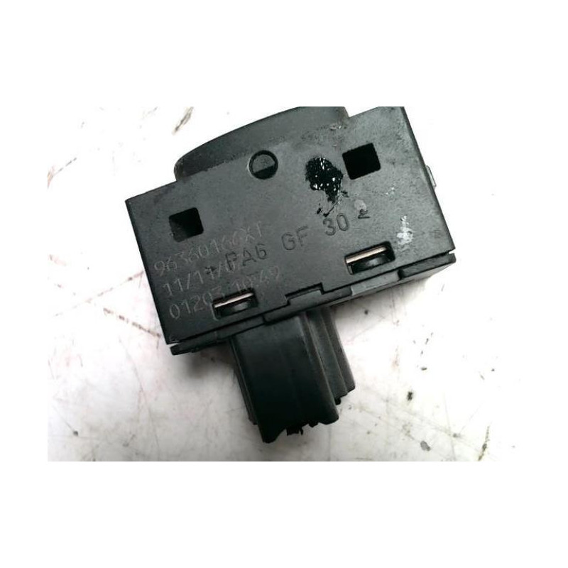 Interrupteur de leve vitre arriere droit PEUGEOT 307 PHASE 1 d’occasion