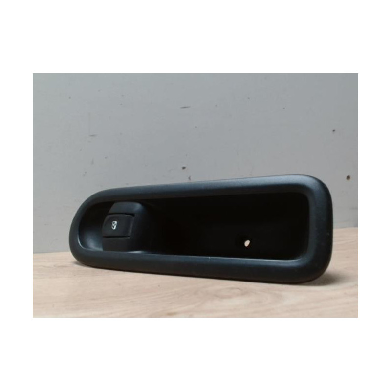 Interrupteur de leve vitre avant droit RENAULT CLIO 3 PHASE 1 d’occasion