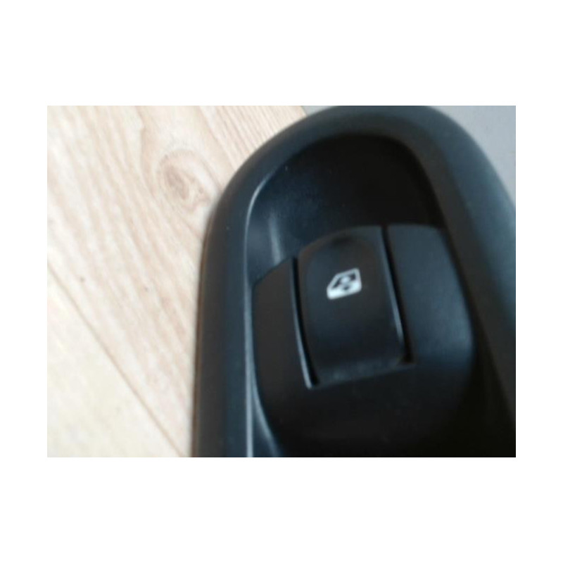 Interrupteur de leve vitre avant droit RENAULT CLIO 3 PHASE 1 d’occasion