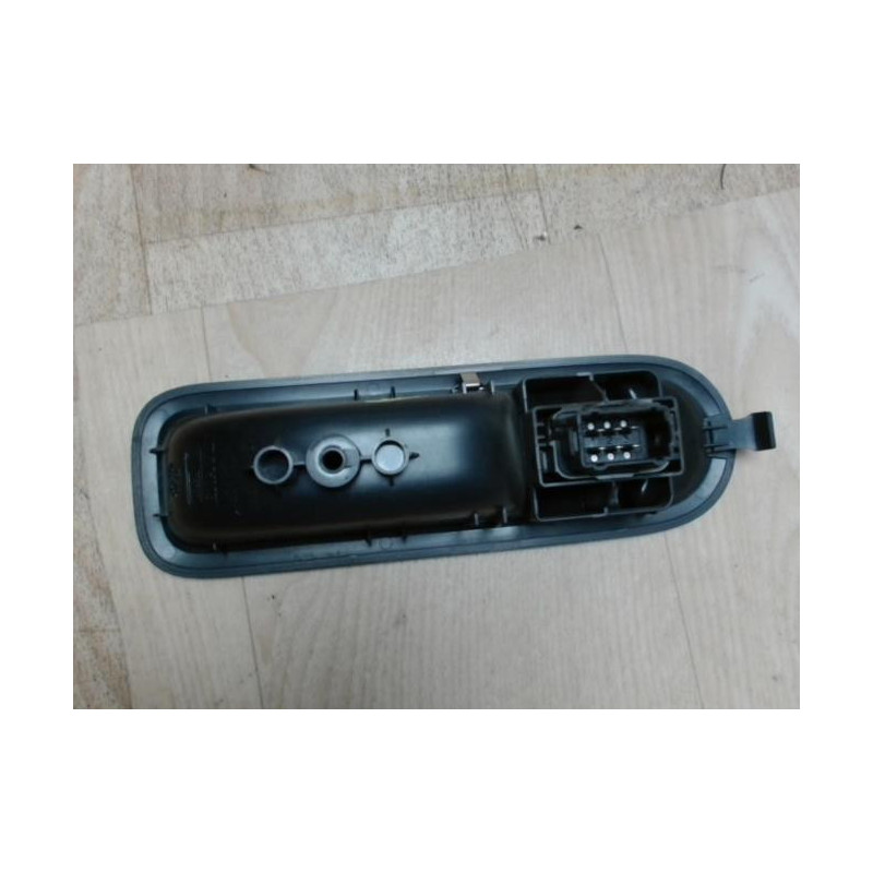 Interrupteur de leve vitre avant droit RENAULT CLIO 3 PHASE 1 d’occasion