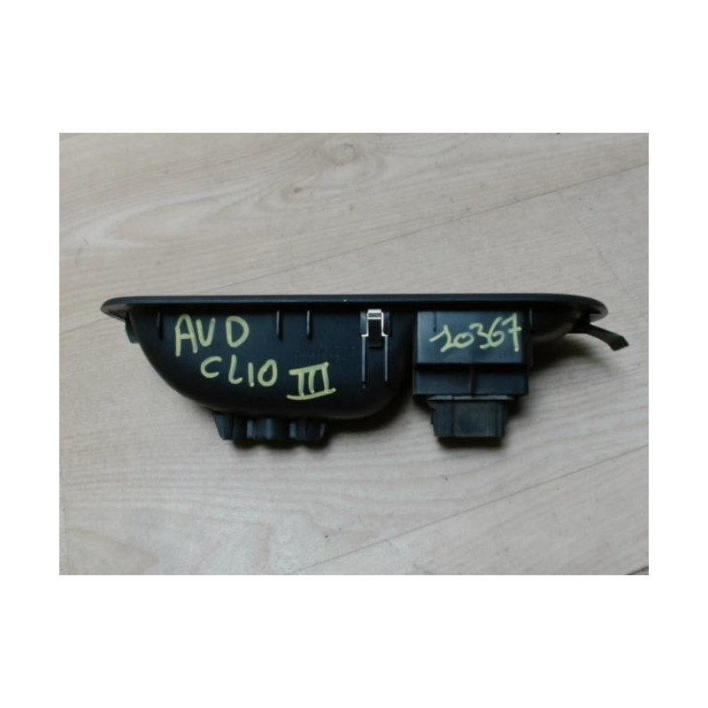 Interrupteur de leve vitre avant droit RENAULT CLIO 3 PHASE 1 d’occasion